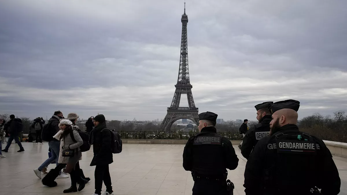 Tourists Evacuated from Eiffel Tower Following Elevator Fire Reports