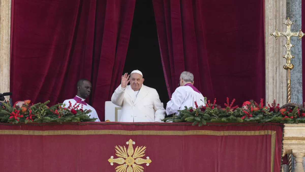 Pope Francis on Christmas Day urges ‘to silence the sound of arms’