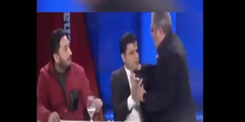 لائیو شو میں اختیار ولی نے نعیم پنجوتھا کا گریبان پکڑ لیا، لاتوں اور مکوں کا تبادلہ