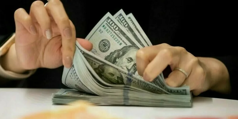 چین کے جوابی ٹیرف کی وجہ سے بے یقینی، امریکی ڈالر کی قیمت میں زبردست کمی