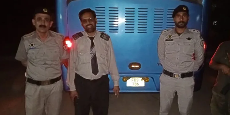 موٹروے پر دوران ڈرائیونگ رقم گننے والا بس ڈرائیور گرفتار، ویڈیو بھی سامنے آگئی