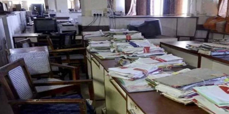 مختلف وزارتوں اور محکموں میں ہزاروں سرکاری آسامیاں ختم کر دی گئیں