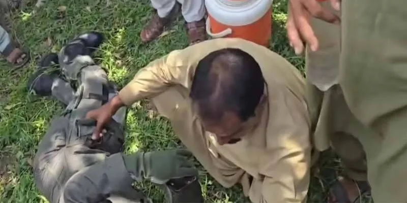 طیارہ حادثے کے شکار پاک فضائیہ کے پائلٹ نے سب سے پہلے لوگوں سے کیا پوچھا؟ ویڈیو دیکھیں