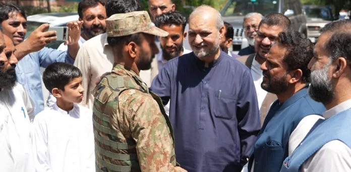 حافظ نعیم الرحمان کنٹرول لائن پہنچ گئے، کشمیریوں کے ساتھ یومِ تشکر منایا