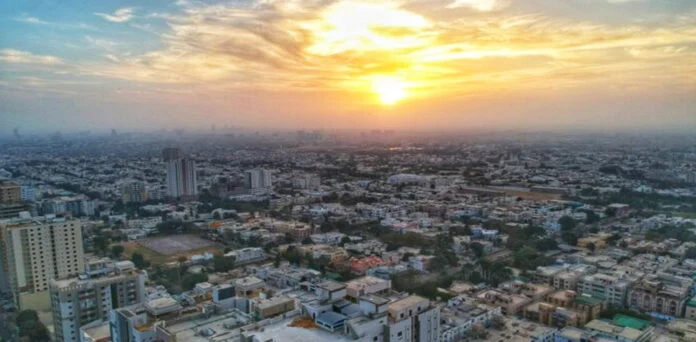 کراچی میں شدید گرمی، شدت 44 ڈگری تک محسوس کی جانے لگی