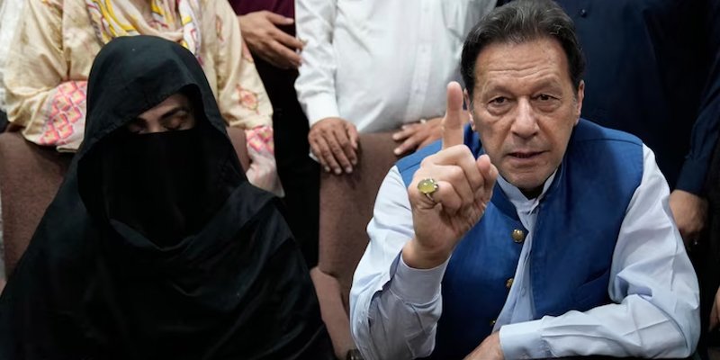 عمران خان عدالت میں پیش ، بشریٰ بی بی کا کمرہ عدالت میں آنے سے انکار