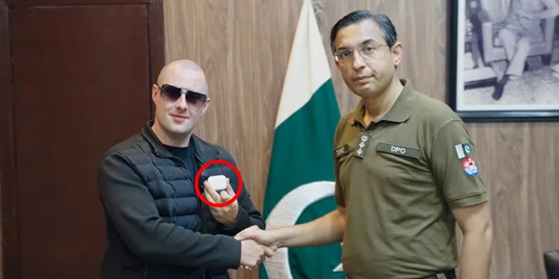 برطانوی یوٹیوبر ایئر پوڈز کی تلاش میں پاکستان پہنچ گیا