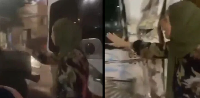 اسرائیلی فوج کا فلسطینی عازمین حج کو لے جانے والی بس پر حملہ