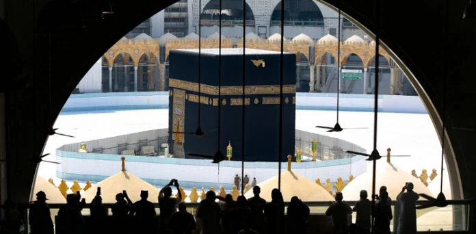 نئے اسلامی سال کے آغاز پر غلافِ کعبہ تبدیل کردیا گیا