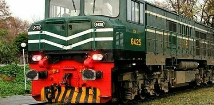 پاکستان ریلوے نے بھی کرایوں میں اضافہ کردیا